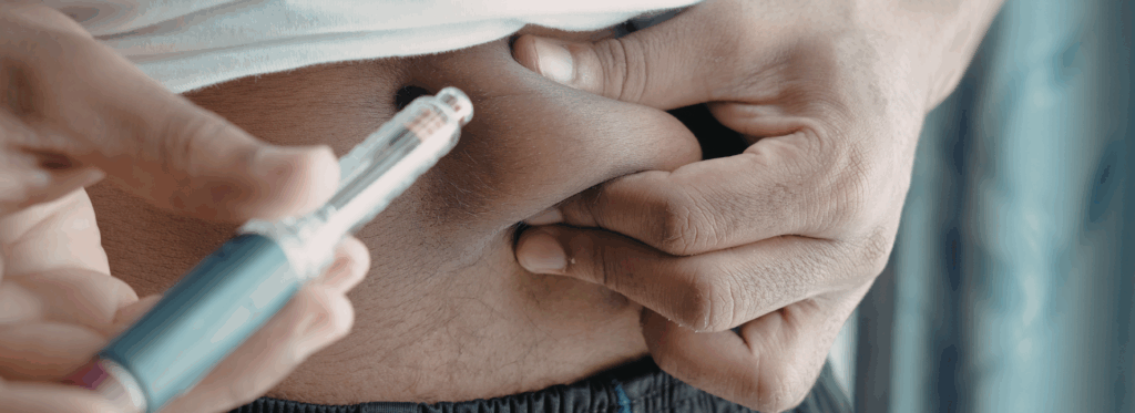 Person mit einer Abnehmspritze.